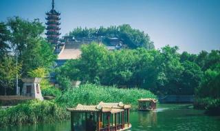 京口瓜洲一水间的下一句